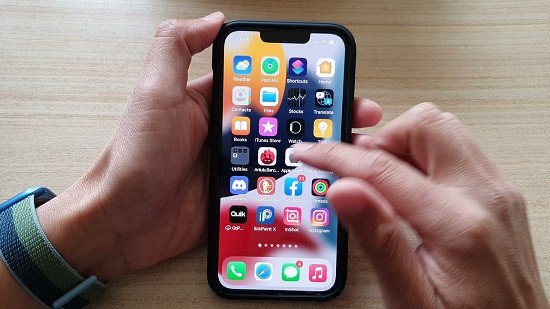 iPhone 13 bị trắng màn hình